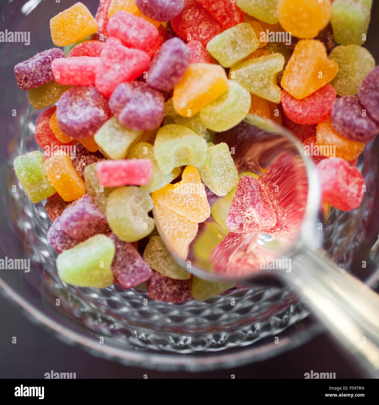 Rivestite di zucchero caramella di frutta in rosso, verde e giallo Foto Stock