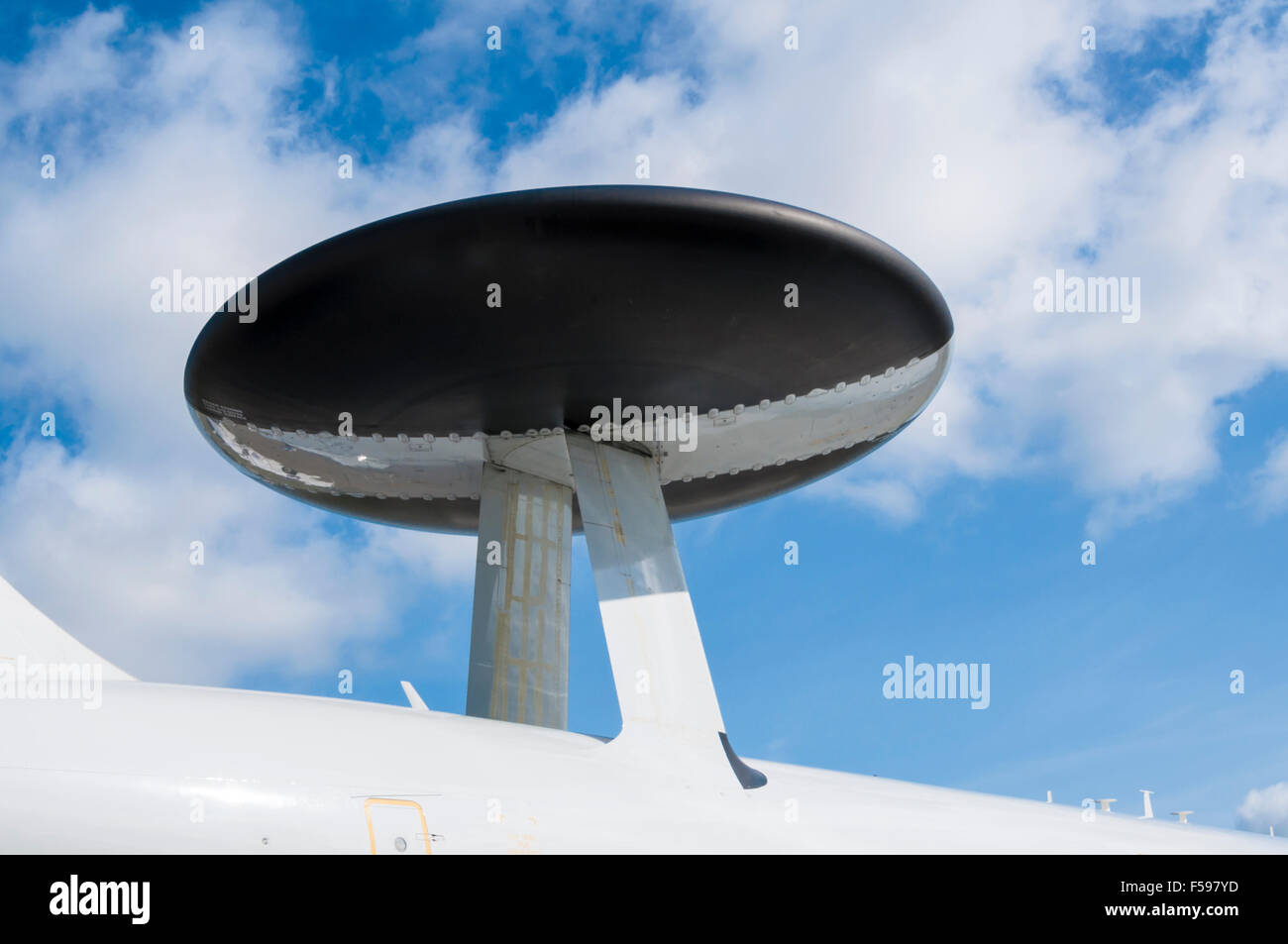 La cupola radar di una NATO Boeing E-3A Sentry (AWACS) aeromobile Foto Stock