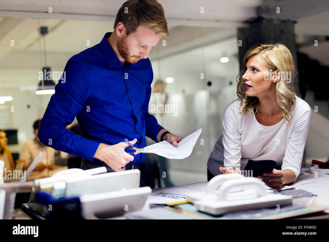 Le persone che lavorano nel settore della moda e disegnare vestiti Foto Stock