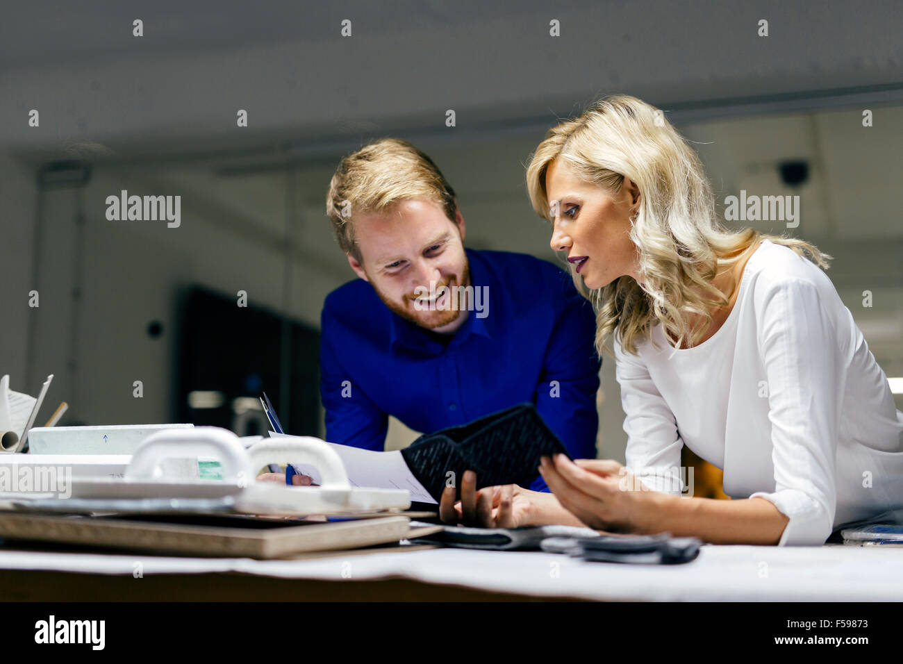 Le persone che lavorano nel settore della moda e disegnare vestiti Foto Stock