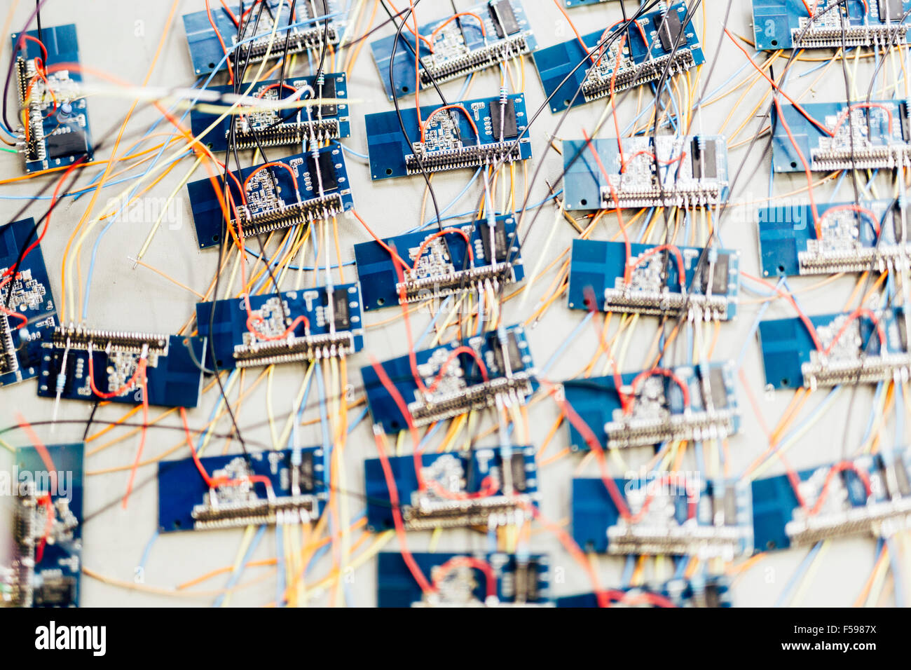 Molti chip in attesa di essere saldato su un bordo, che rappresenta la produzione di massa Foto Stock