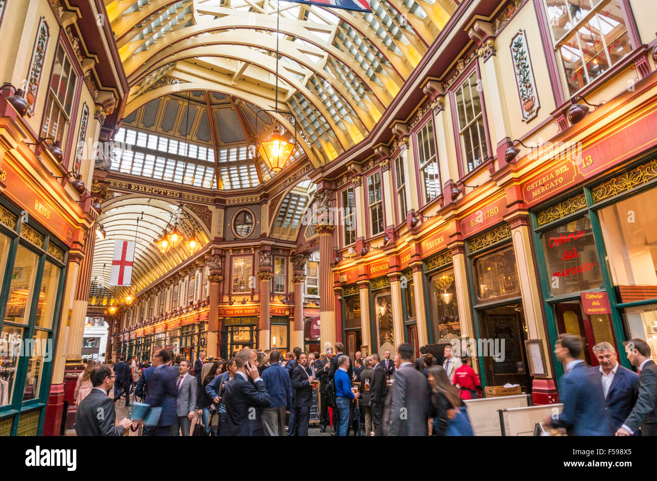 City of London lavoratori bere dopo il lavoro mercato Leadenhall City of London, England Regno Unito GB EU Europe Foto Stock