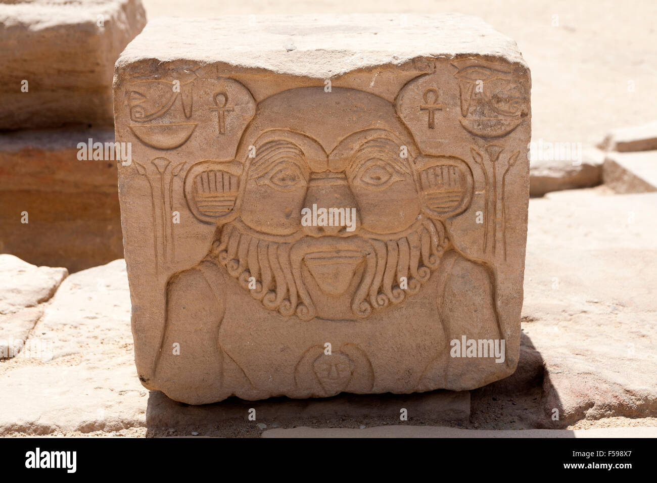 Blocco con sollievo del dio Bes presso il Tempio di Philae, Isola di Isis, Agliki, Aswan, Alto Egitto. Foto Stock
