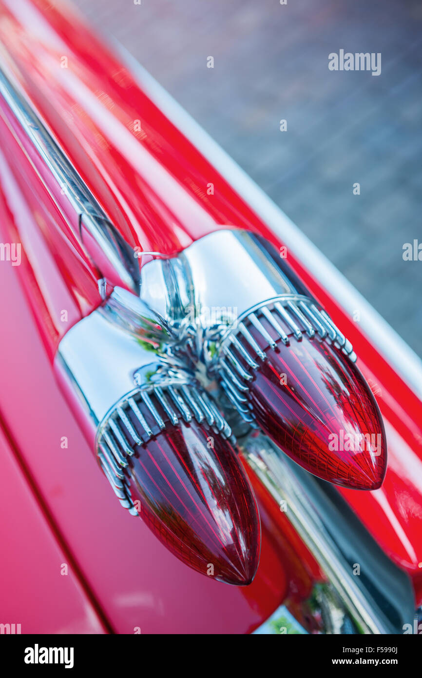 Lato di close-up di luci posteriori di un rosso Cadillac de Ville nel 1955 in aumento viste oblique Foto Stock