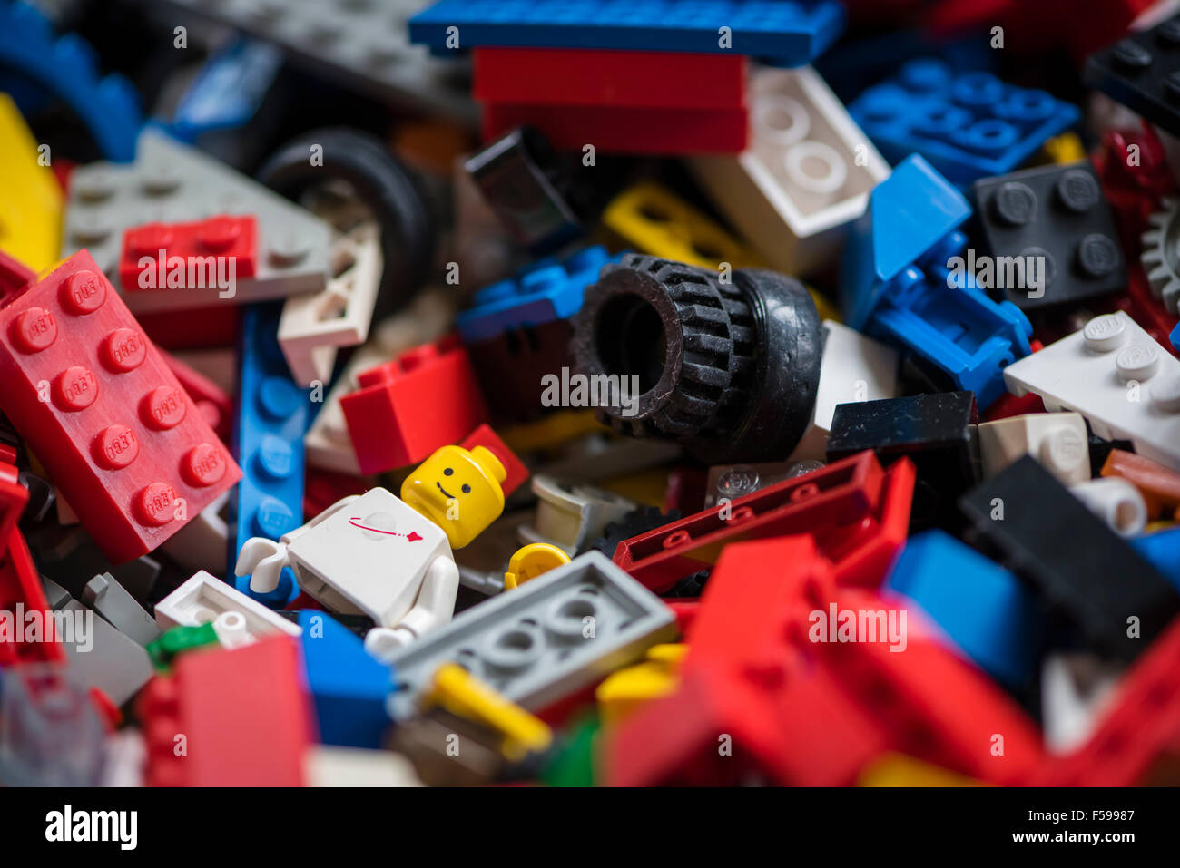 Vista da sopra in una scatola piena di colorati misti mattoncini Lego (più  generazioni di Legos dal 1970 fino ad oggi Foto stock - Alamy
