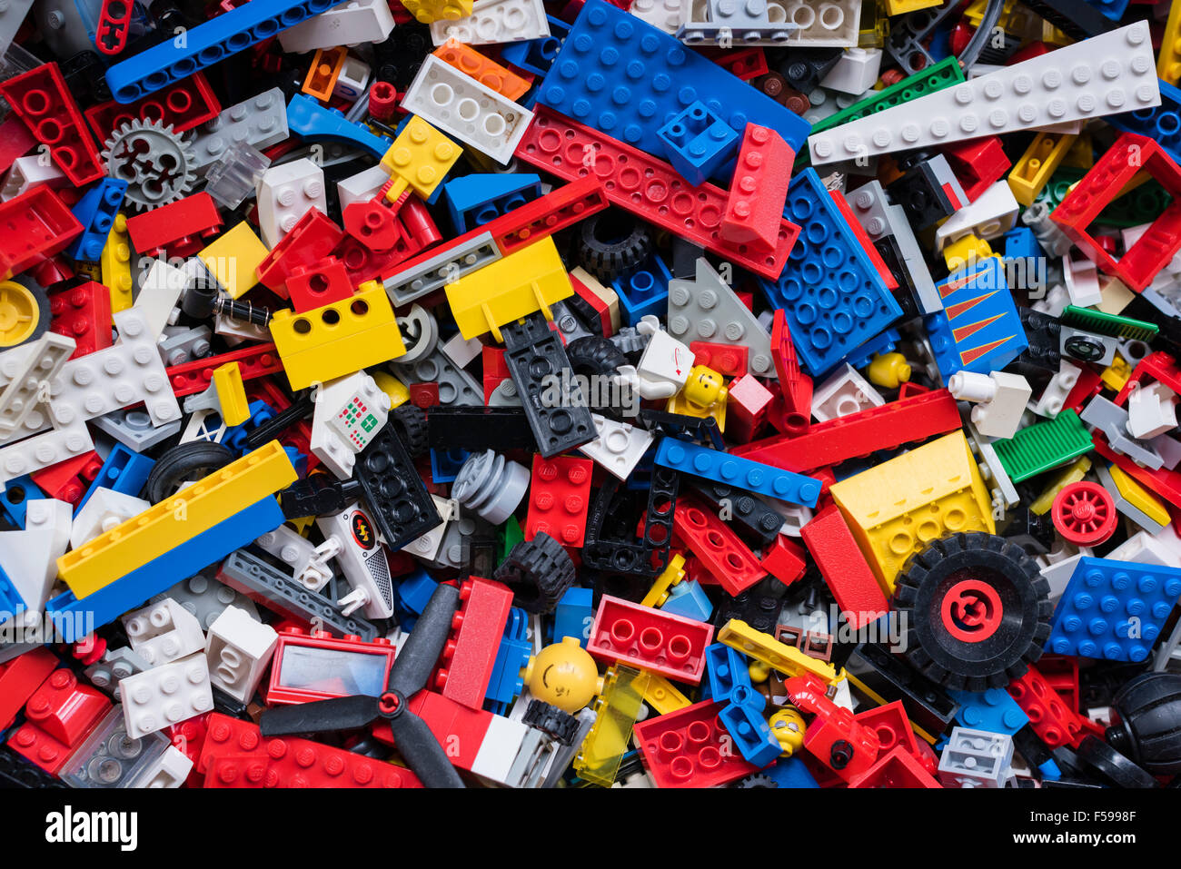 Vista da sopra in una scatola piena di colorati misti mattoncini Lego (più generazioni di Legos dal 1970 fino ad oggi) Foto Stock