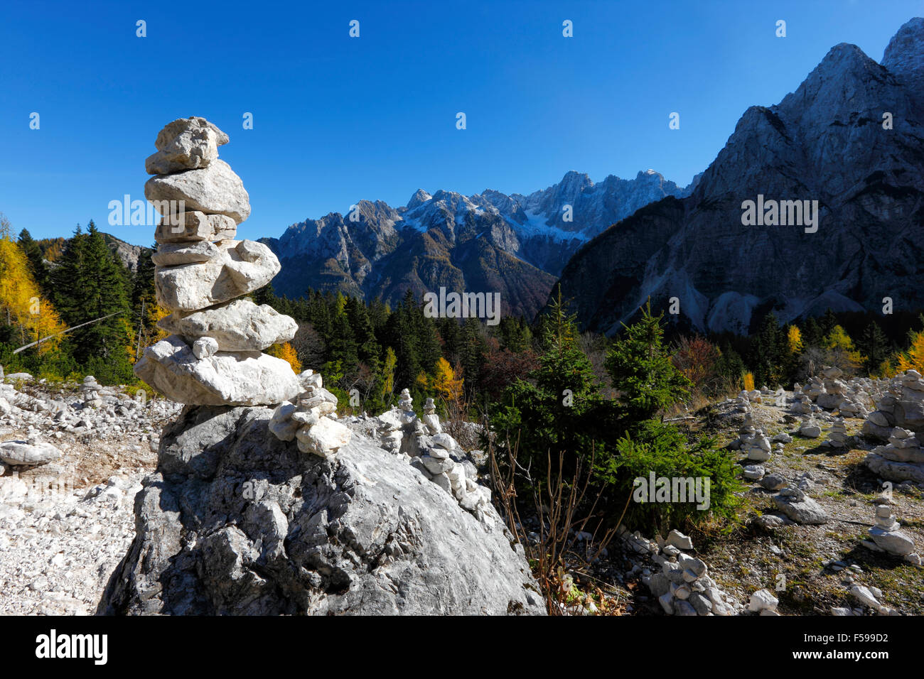 Torre in pietra in sloveno Alpi vicino a Vrsic Foto Stock