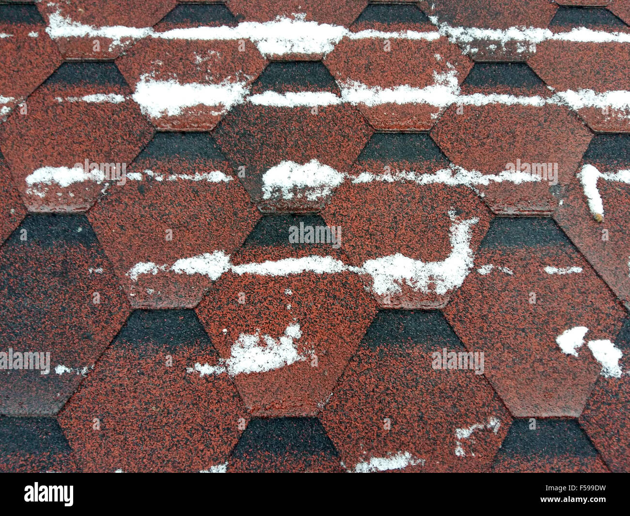 Assicelle di copertura del tetto con la neve Foto Stock