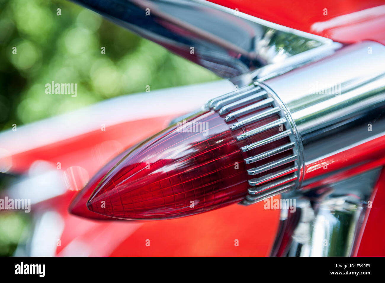 Lato di close-up di luci posteriori di un rosso Cadillac de Ville nel 1955 in vista obliqua Foto Stock