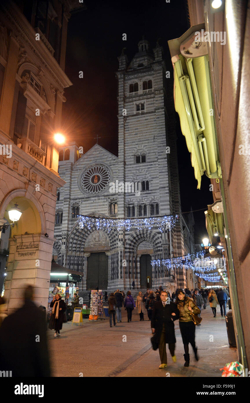 Una vista di Via San Lorenzo street di notte, Genova Foto Stock