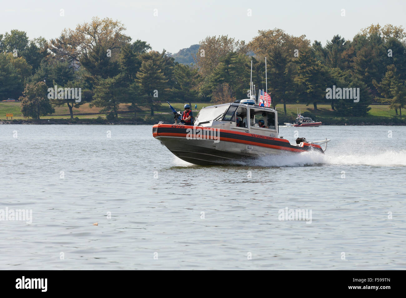 US Coast Guard metallo alluminio Shark barca sul fiume Potomac - Washington DC, Stati Uniti d'America Foto Stock