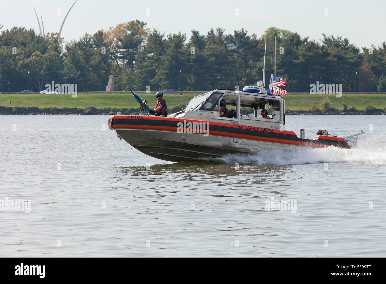 US Coast Guard metallo alluminio Shark barca sul fiume Potomac - Washington DC, Stati Uniti d'America Foto Stock