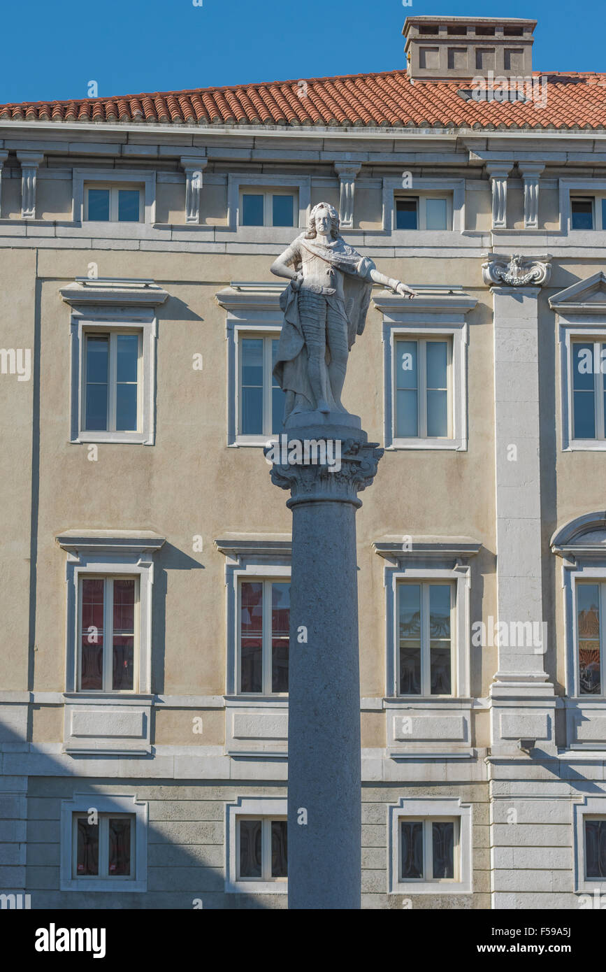 L'imperatore Carlo vi Trieste, veduta della colonna dedicata all'imperatore asburgico Carlo vi situata in Piazza dell'unità d'Italia, Trieste, Italia Foto Stock