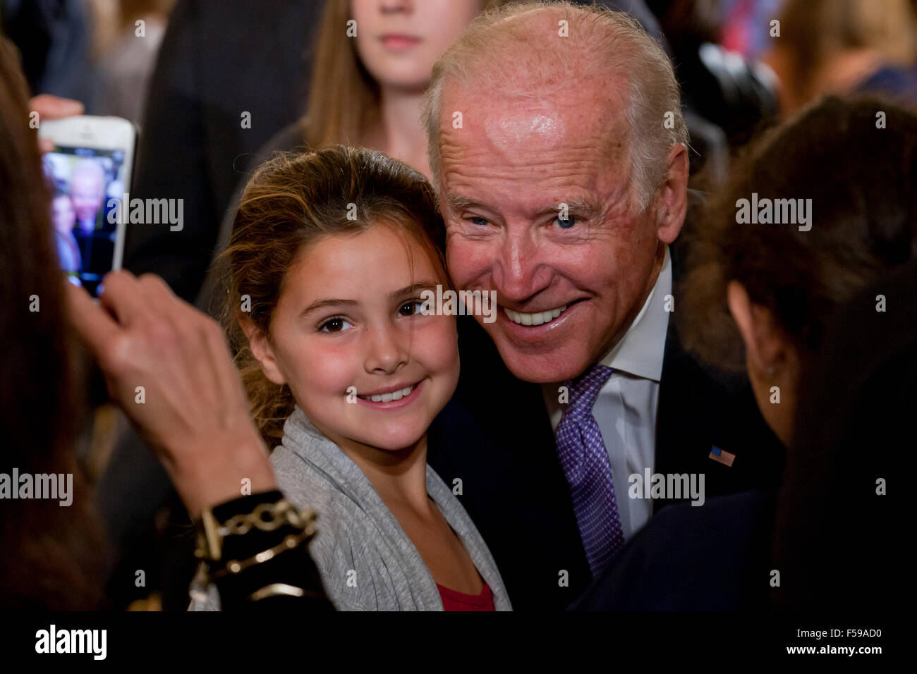 Vice presidente Joe Biden che posano per una selfie con una ragazza - Washington DC, Stati Uniti d'America Foto Stock