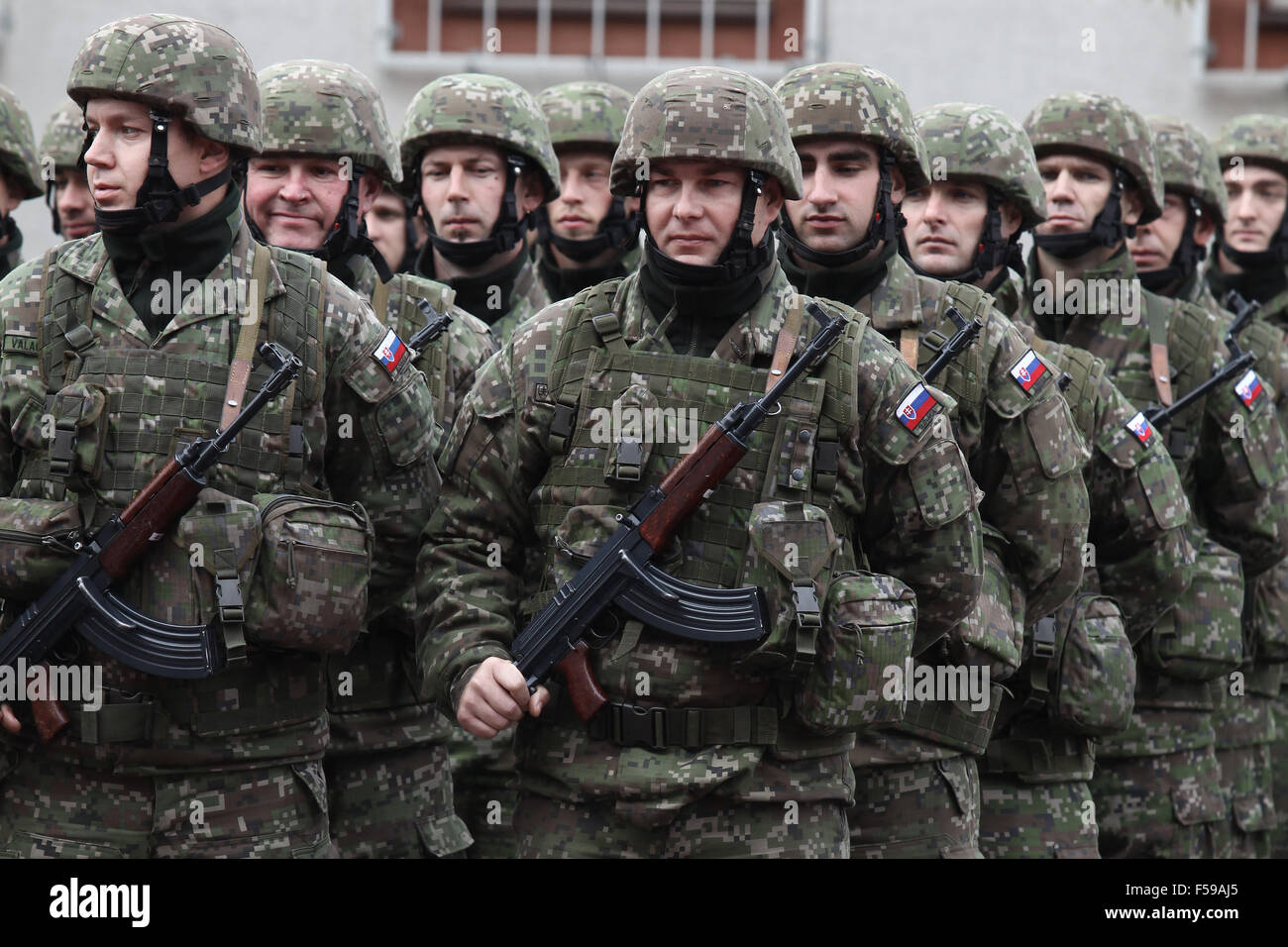 Bratislava, Slovacchia. Il 30 ottobre, 2015. Soldati slovacca partecipare durante un cerimoniale di revisione di un'unità militare di Bratislava, Slovkia, Ottobre 30, 2015. La crisi di migrazione non può essere affrontata unicamente dalla polizia come la cooperazione con le forze armate è necessario, annunciato Primo ministro slovacco Robert Fico venerdì durante un cerimoniale di riesame di una unità militare che è in partenza per il "Balaton 2015' esercizio in Ungheria. Credito: Xinhua/Alamy Live News Foto Stock