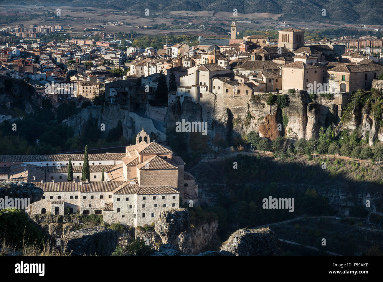 La mattina presto guardando attraverso la Hoz del Huecar Gorge, il Convento de San Pablo Parador e la vecchia città di Cuenca e Castilla-la Foto Stock