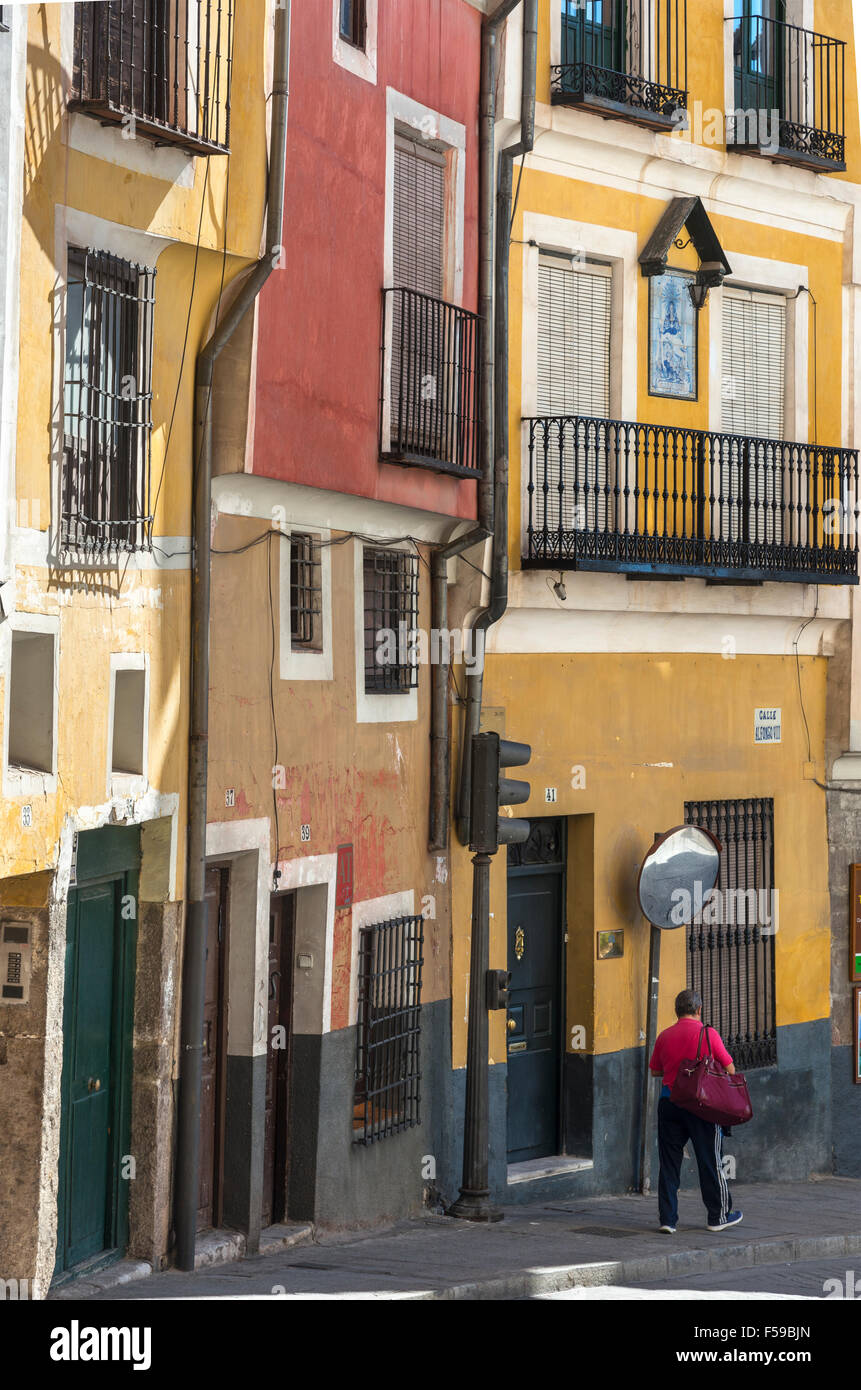 Dipinto luminosamente case in Calle Alfonso VIII a Cuenca, Castilla-la Mancha, Spagna centrale. Foto Stock