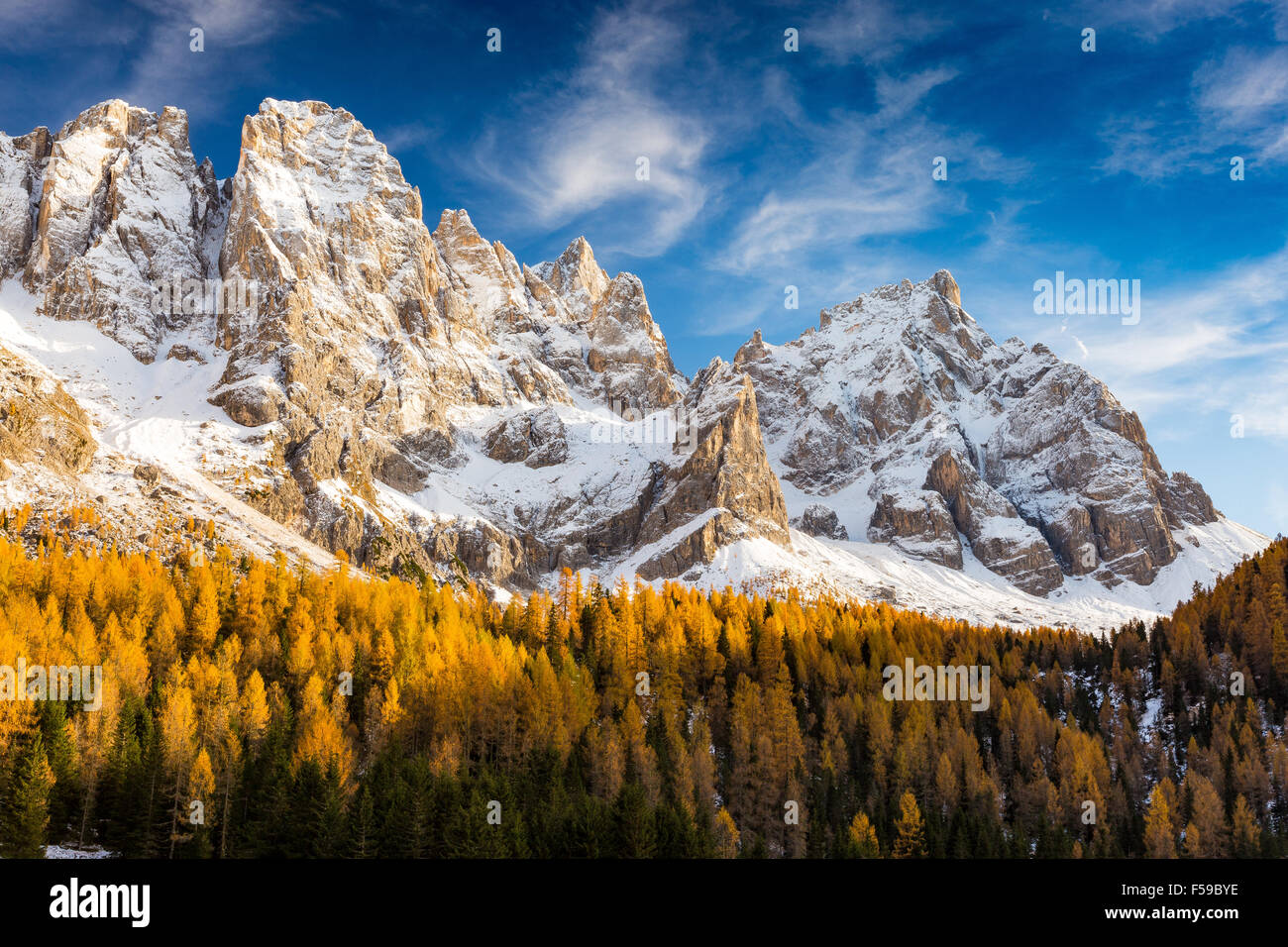 Le Pale di San Martino massiccio in autunno. Val Venegia valle. Le Dolomiti del Parco Naturale Paneveggio-Pale di San Martino. Il Trentino. Alpi italiane. Foto Stock