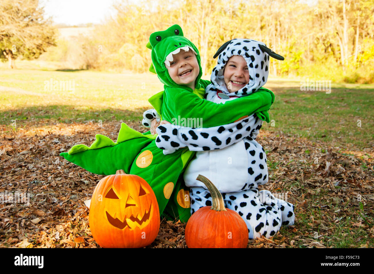 I due ragazzi in costume avvolgente Foto Stock