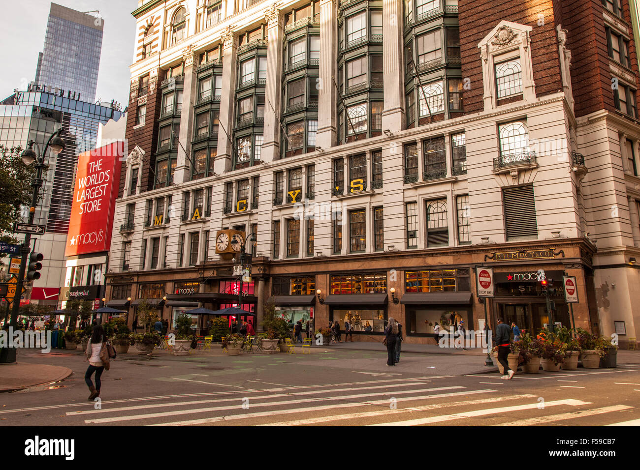 I magazzini Macy's Herald Square sulla sesta Avenue, Manhattan, New York City, Stati Uniti d'America. Foto Stock