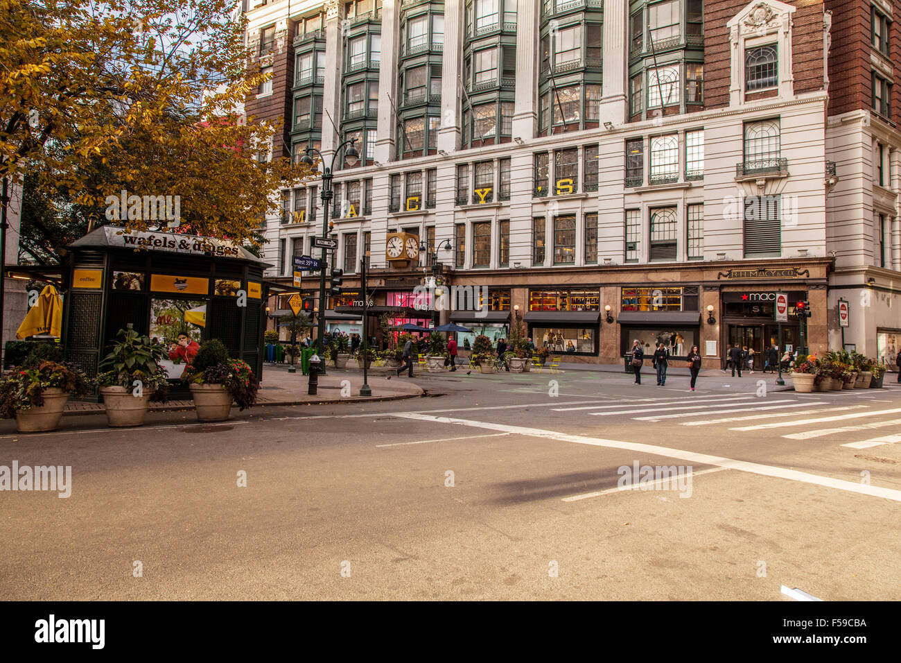 I magazzini Macy's Herald Square sulla sesta Avenue, Manhattan, New York City, Stati Uniti d'America. Foto Stock