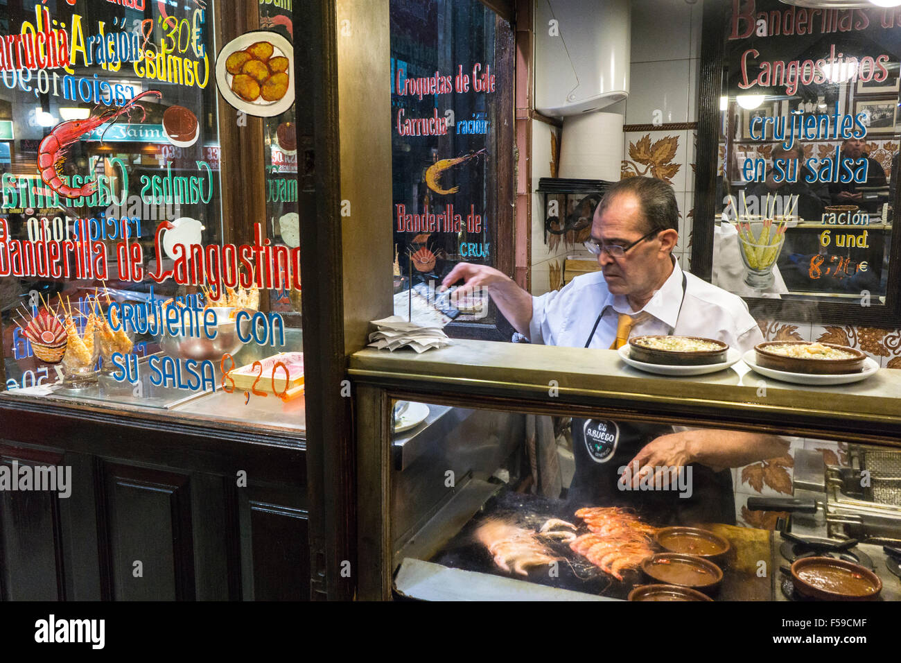 Uno chef di cucina, Langostinos boreale, in un tapas bar vicino alla Plaza de Santa Ana, nel centro di Madrid. Spagna Foto Stock