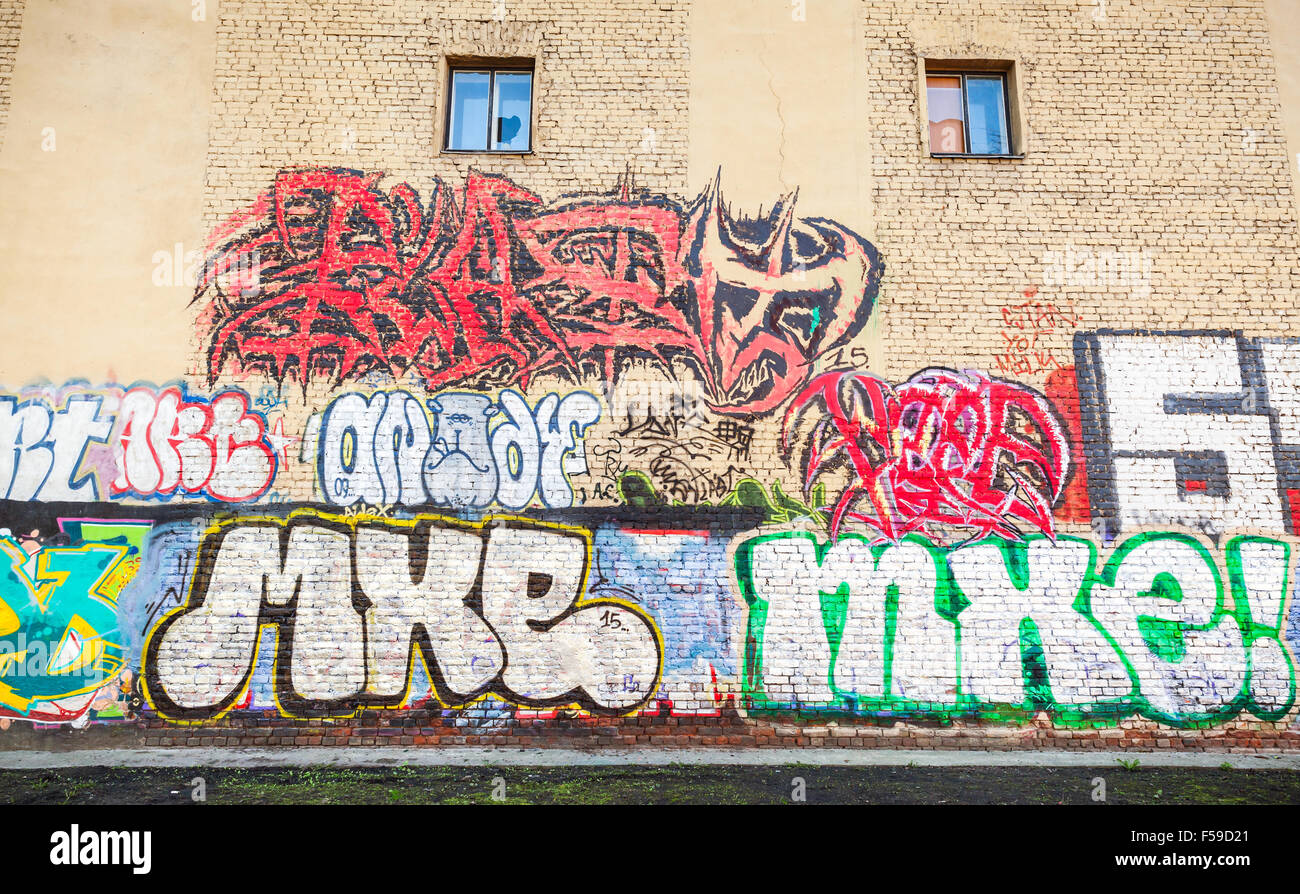 San Pietroburgo, Russia - 6 Maggio 2015: street art, parete gialla con graffiti modelli di testo. Isola Vasilievsky, vecchia centrale par Foto Stock