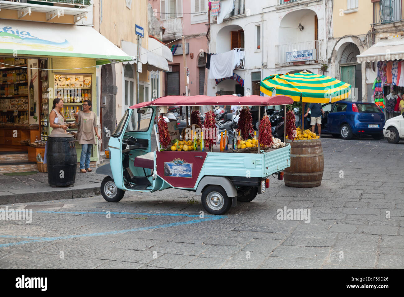 Ischia, Italia - 15 agosto 2015: Limoncello Pubblicità Ape auto è un tre ruote di veicolo commerciale leggero prodotte a partire dal 1 Foto Stock