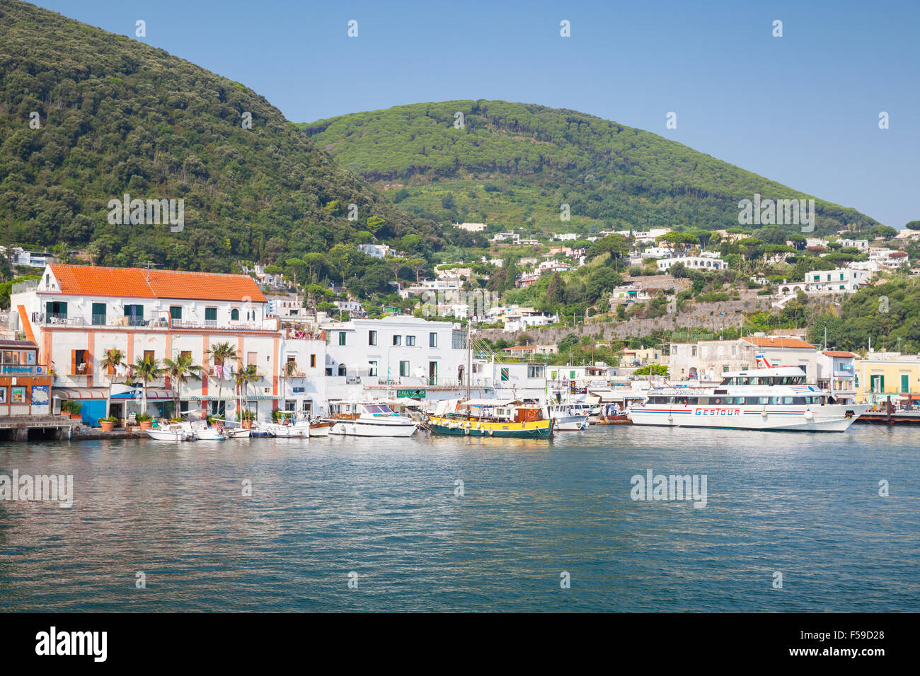 Ischia, Italia - 14 agosto 2015: costiera paesaggio estivo, porto dell'isola di Ischia. Mare Mediterraneo e della baia di Napoli, Italia Foto Stock