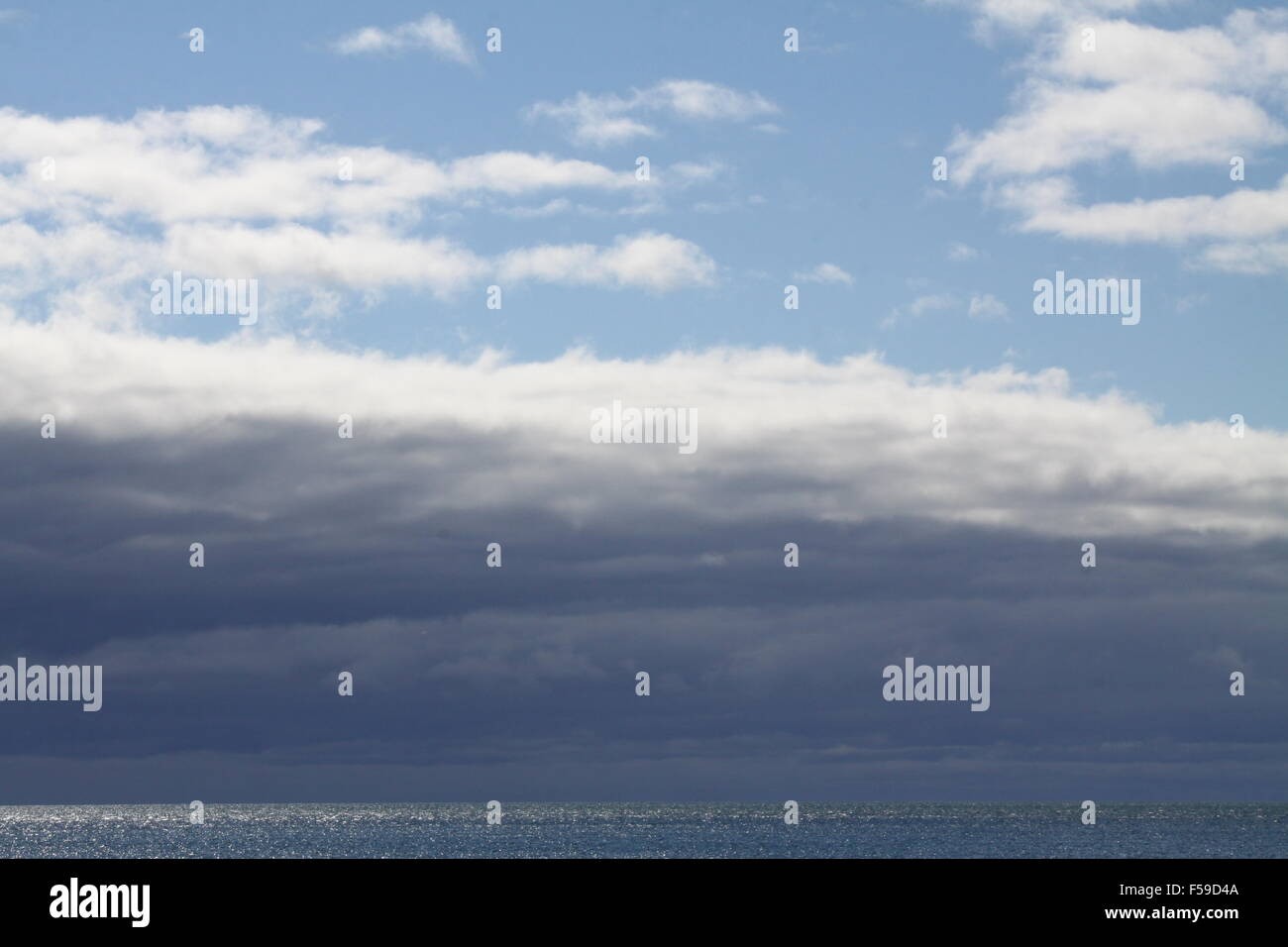 Cielo e nubi soddisfare acqua, nuvoloso pomeriggio alcuni periodi soleggiati. Foto Stock Cielo e nubi soddisfare acqua, nuvoloso pomeriggio alcuni periodi soleggiati. Foto Stock