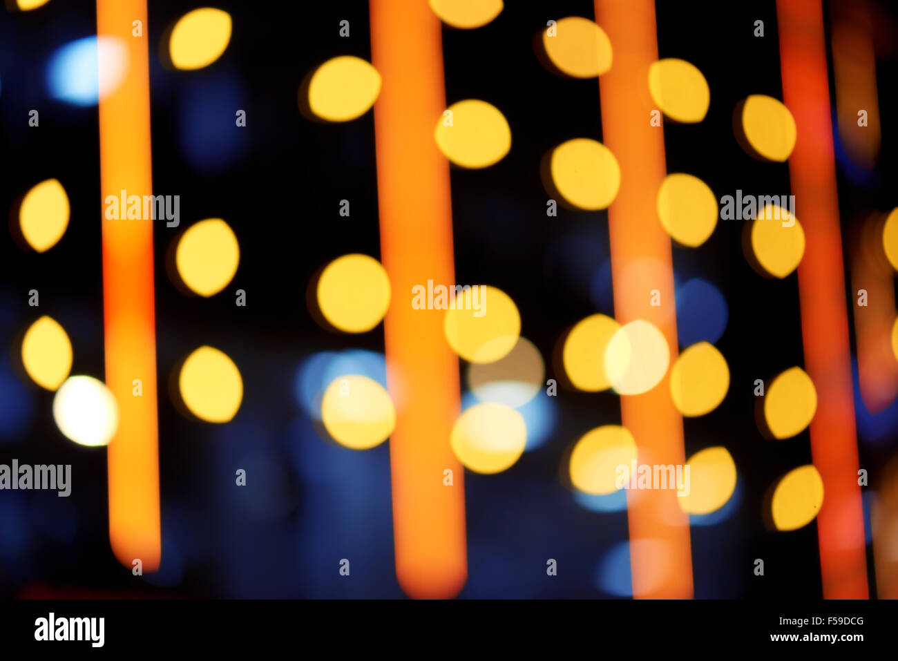 Di notte le luci della città abstract blur sullo sfondo Foto Stock