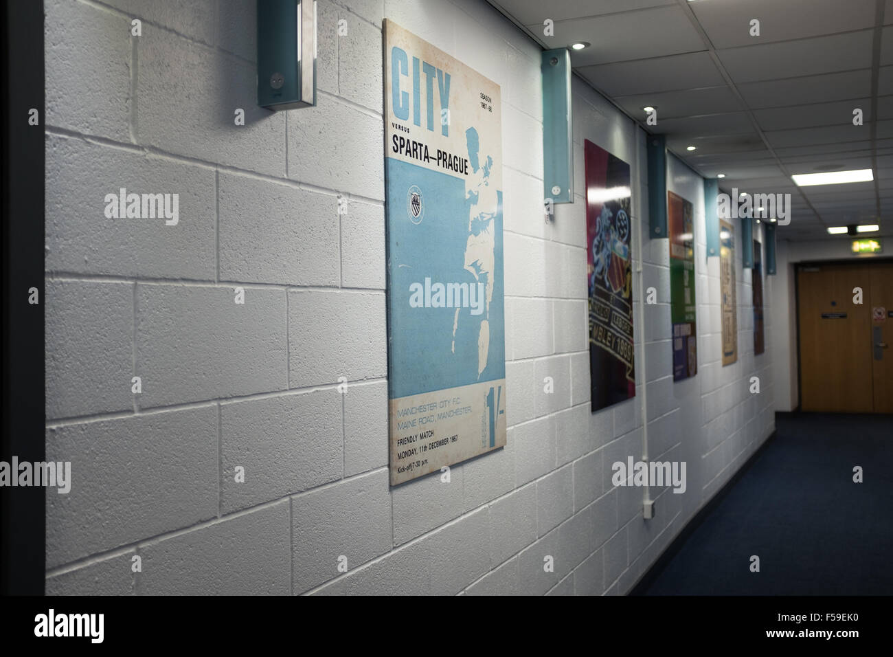 Poster sulla parete di Etihad Stadium casa del Manchester City Calcio Club Foto Stock