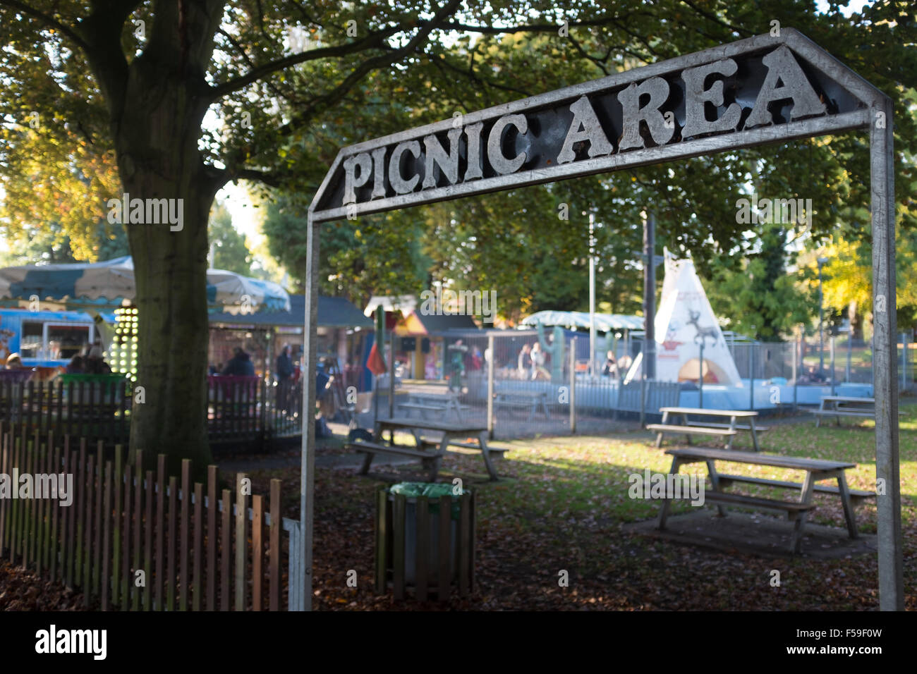 Area Picnic firmare in un parco Foto Stock