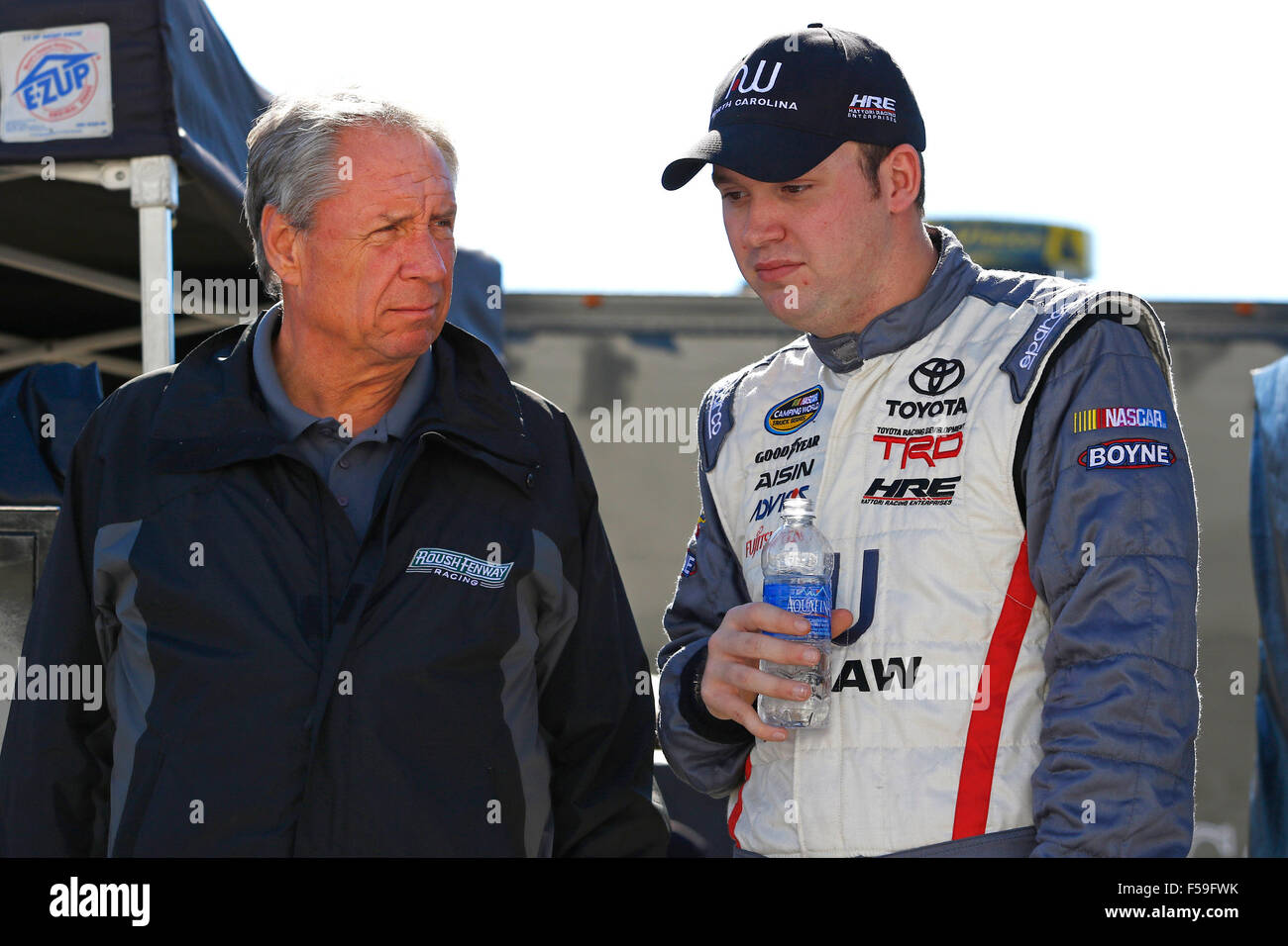 Martinsville, VA - Oct 30, 2015: Ross Kenseth (18) parla con Jimmy Fenning prima di pratica per il Kroger 200 a Martinsville Speedway in Martinsville, VA. Credito: csm/Alamy Live News Foto Stock