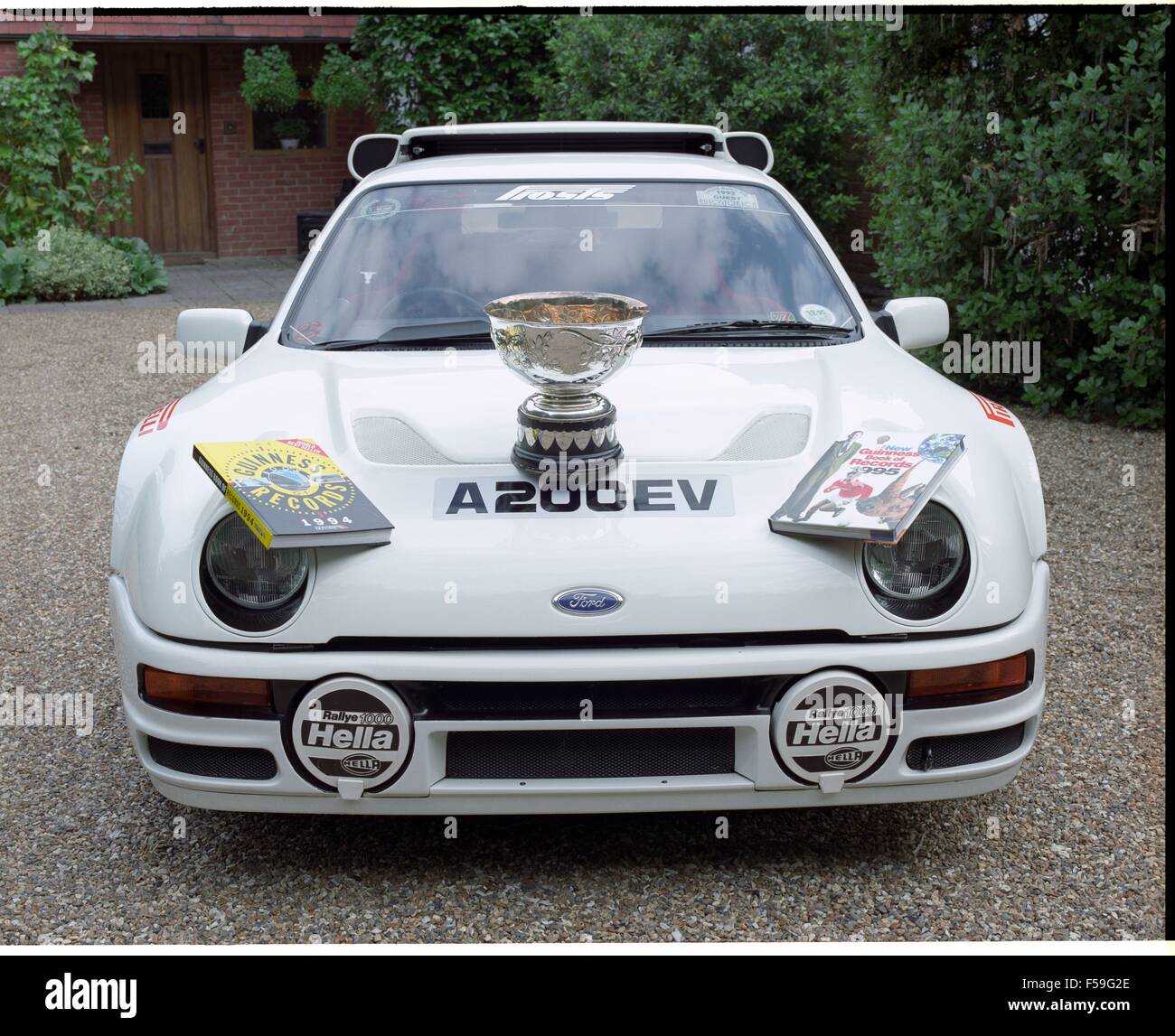 Ford RS200 / RS 200 auto da strada in diamante bianco - metà propulsori auto sportive degli anni Ottanta - mostra il cofano con il Guinness dei primati come esso è stato il più veloce 0-60 auto Foto Stock