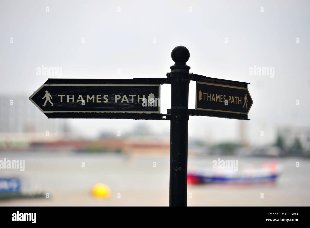 A Thames Path segno da parte del fiume Tamigi a Greenwich, Londra. Foto Stock