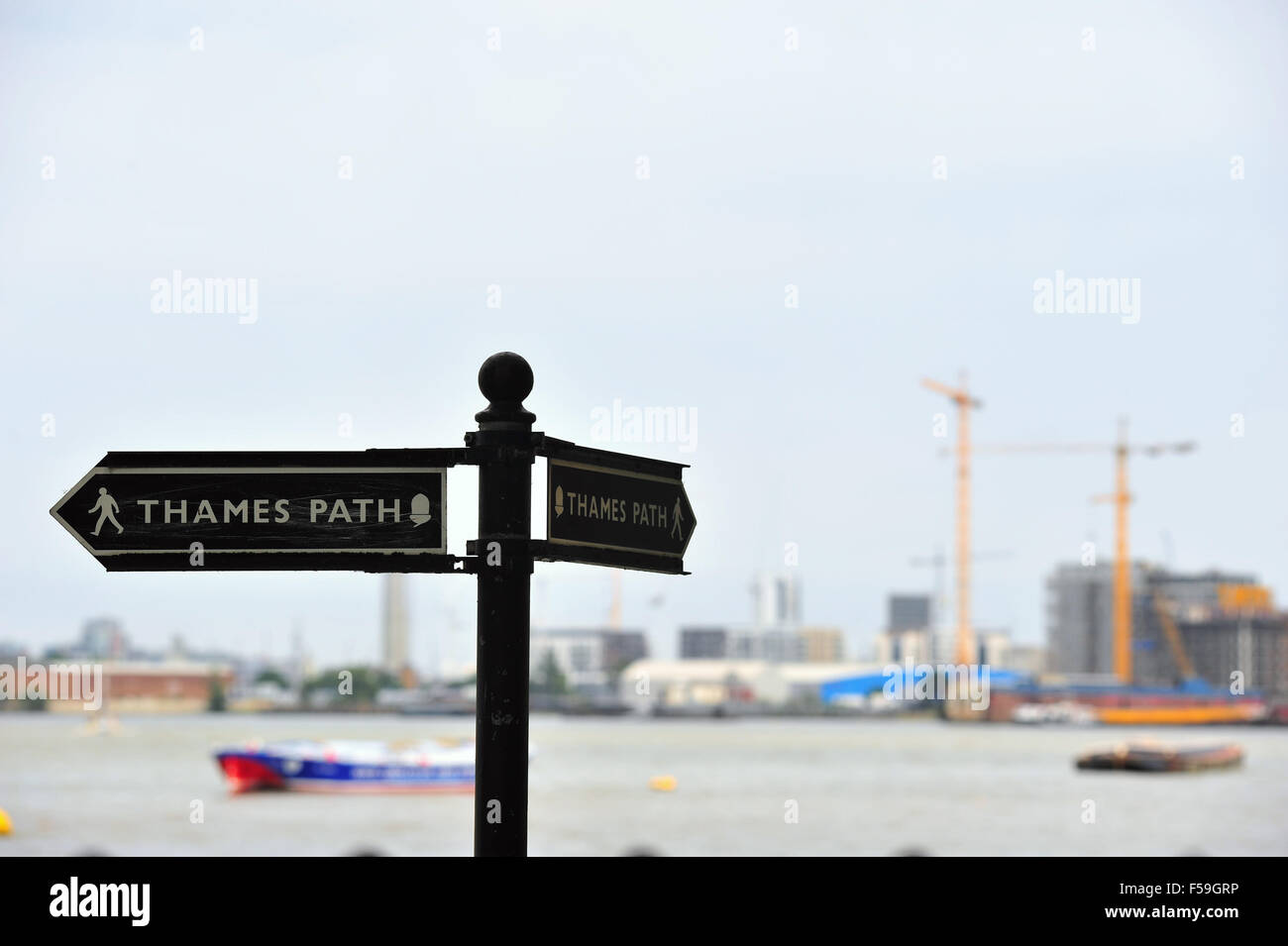 A Thames Path segno da parte del fiume Tamigi a Greenwich, Londra. Foto Stock