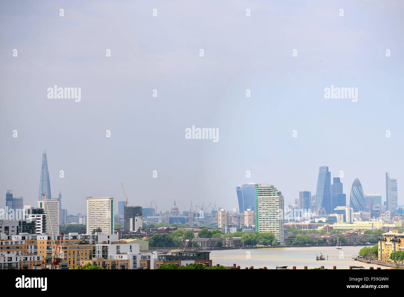 Una vista del centro di Londra che includono la Shard, il cetriolino e il walkie talkie edifici come visto da Greenwich. Foto Stock