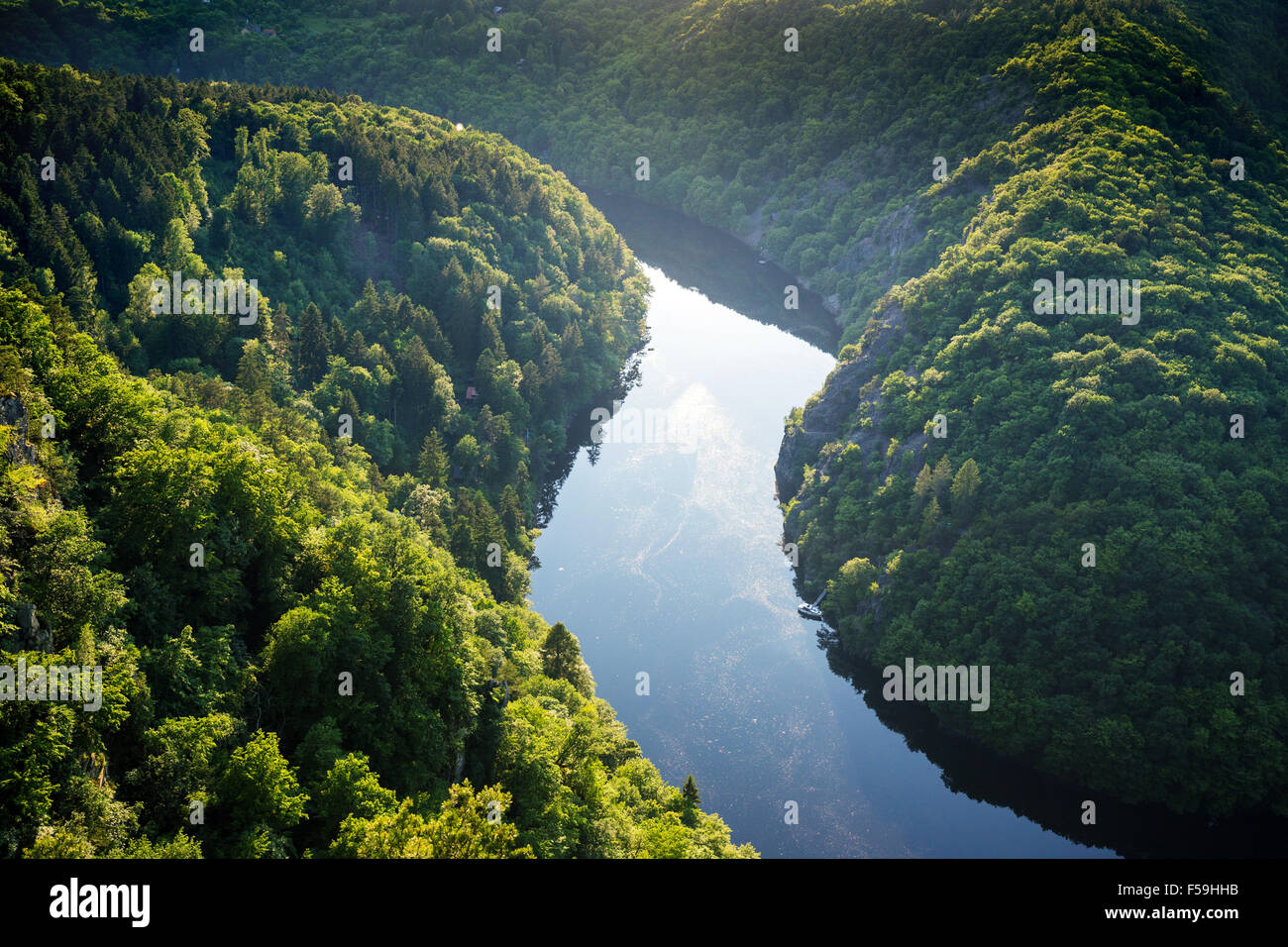 Tramonto su un fiume Vltava meandro nella Boemia centrale, nei pressi di Praga, Repubblica Ceca Foto Stock