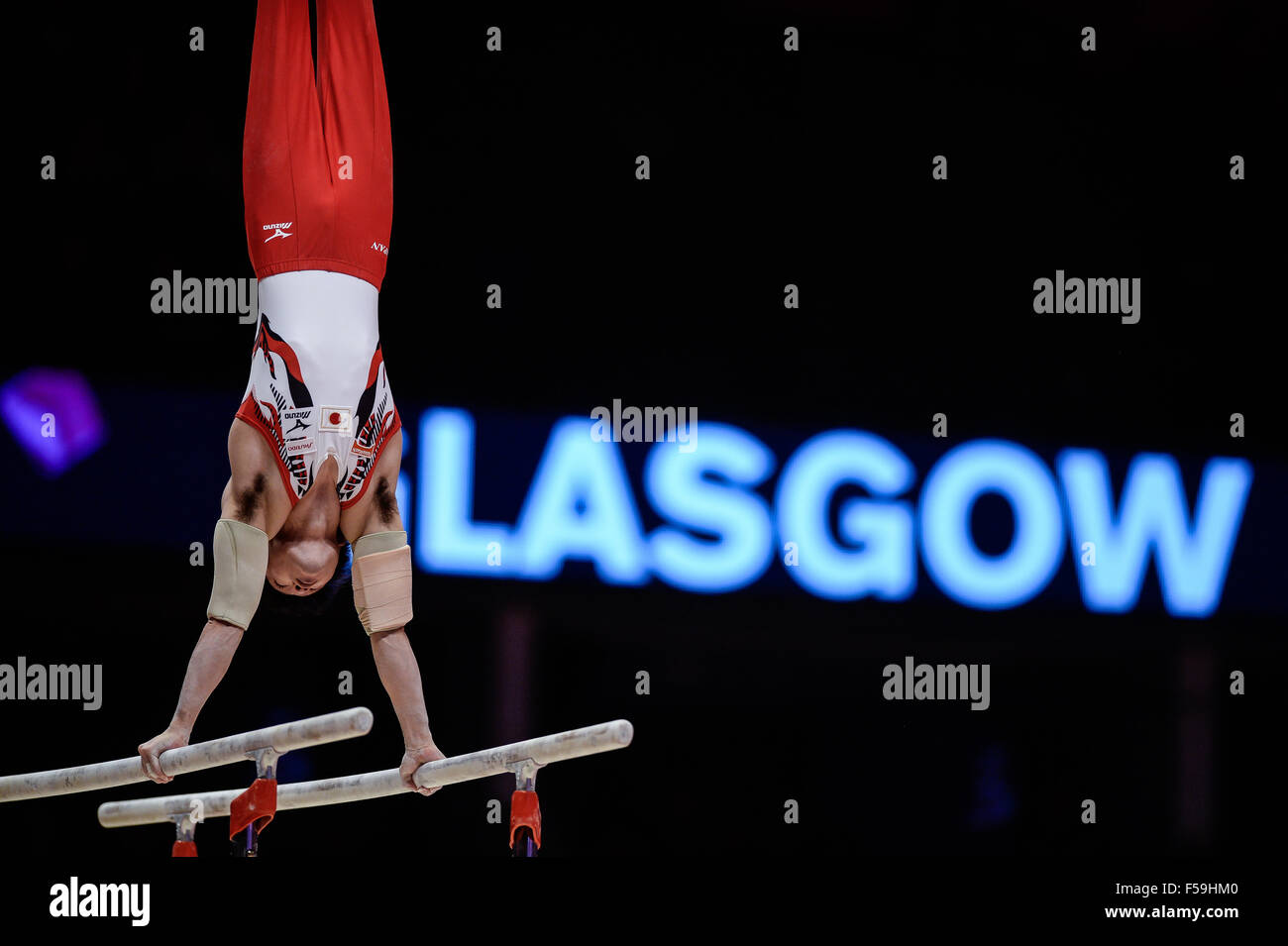 Glasgow, Regno Unito. 30 ott 2015. KOHEI UCHIMURA dal Giappone compete sulle barre parallele durante il tutto attorno alla finale del mondiale 2015 Campionati di ginnastica tenutasi a Glasgow, Regno Unito. KOHEI UCHIMURA, chi è soprannominata re Kohei, ha vinto il suo sesto tutto intorno al titolo ed è ampiamente considerato come il più grande ginnasta di tutti i tempi. Credito: Amy Sanderson/ZUMA filo/Alamy Live News Foto Stock