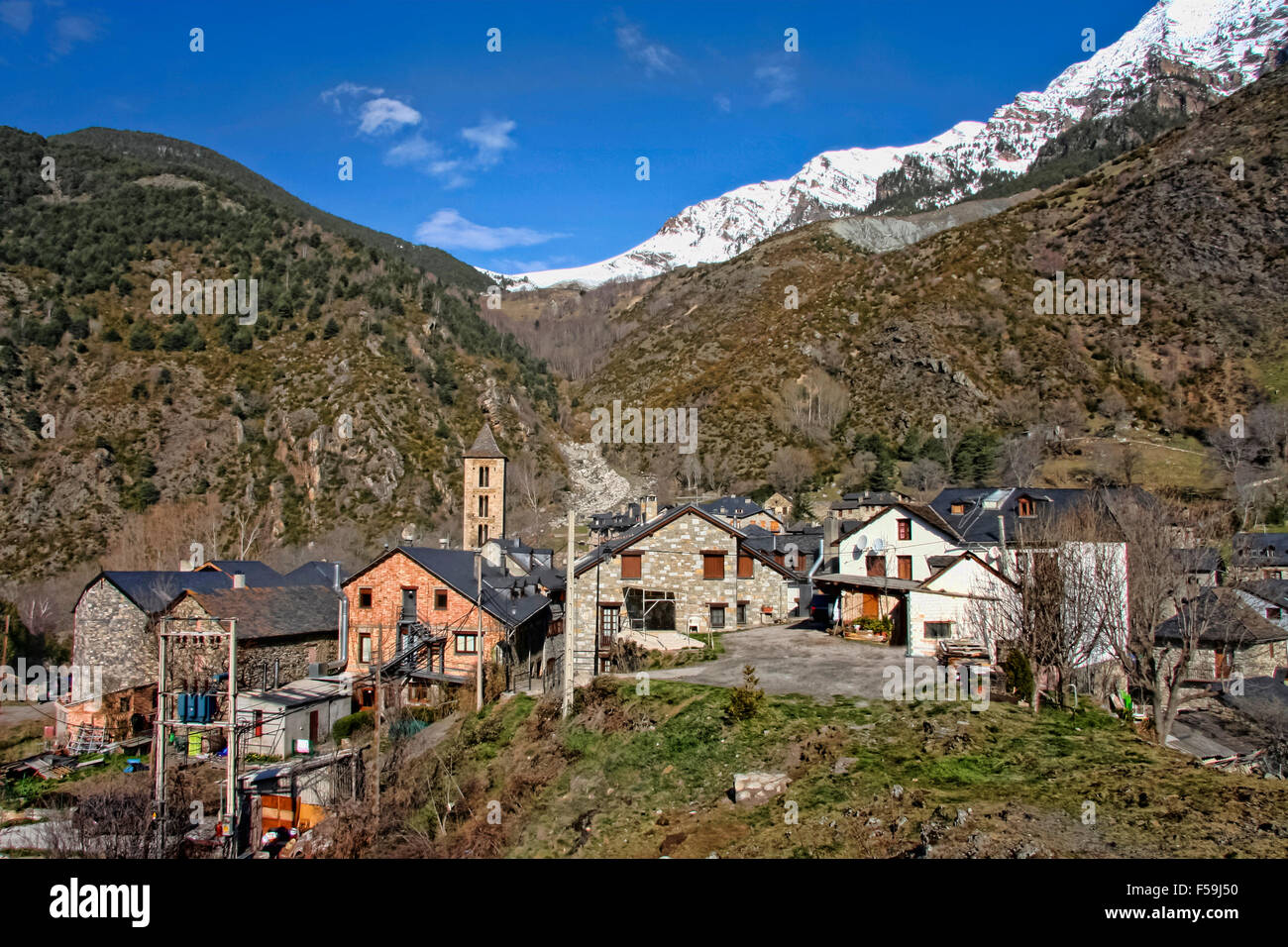 Erill la Vall villaggio a La Vall de Boi, una stretta, ripida facciate valle e un piccolo comune in provincia di Lleida, th Foto Stock