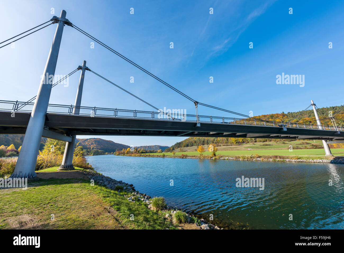 Ponte sul canale Reno-Meno-Danubio, Untereggersberg, il Danubio, fiume, Acqua, cielo blu, il sole, la costruzione di grandi gigantesche e investimenti Foto Stock