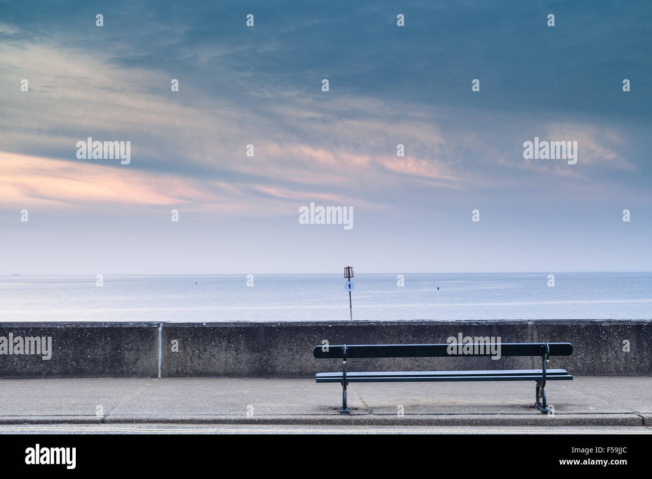 Banco vuoto rivolta verso l'apertura del Mare del Nord a Hunstanton Promenade Foto Stock