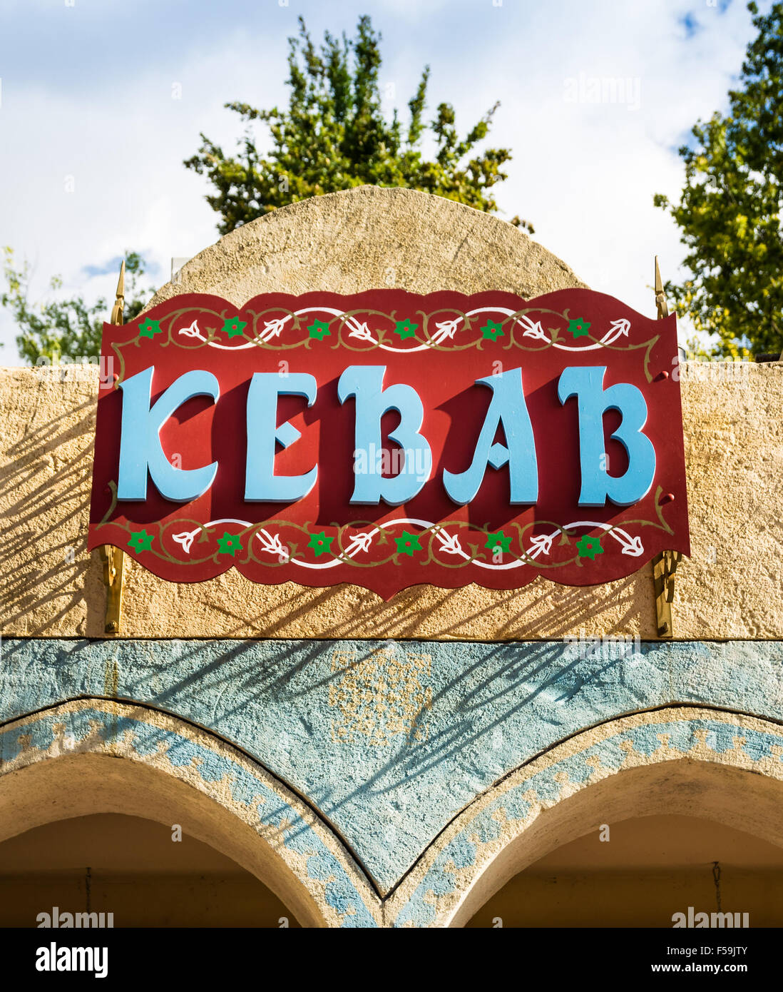 Segno decorate e dipinte con sollevate le lettere che formano la parola 'kebab'. Foto Stock