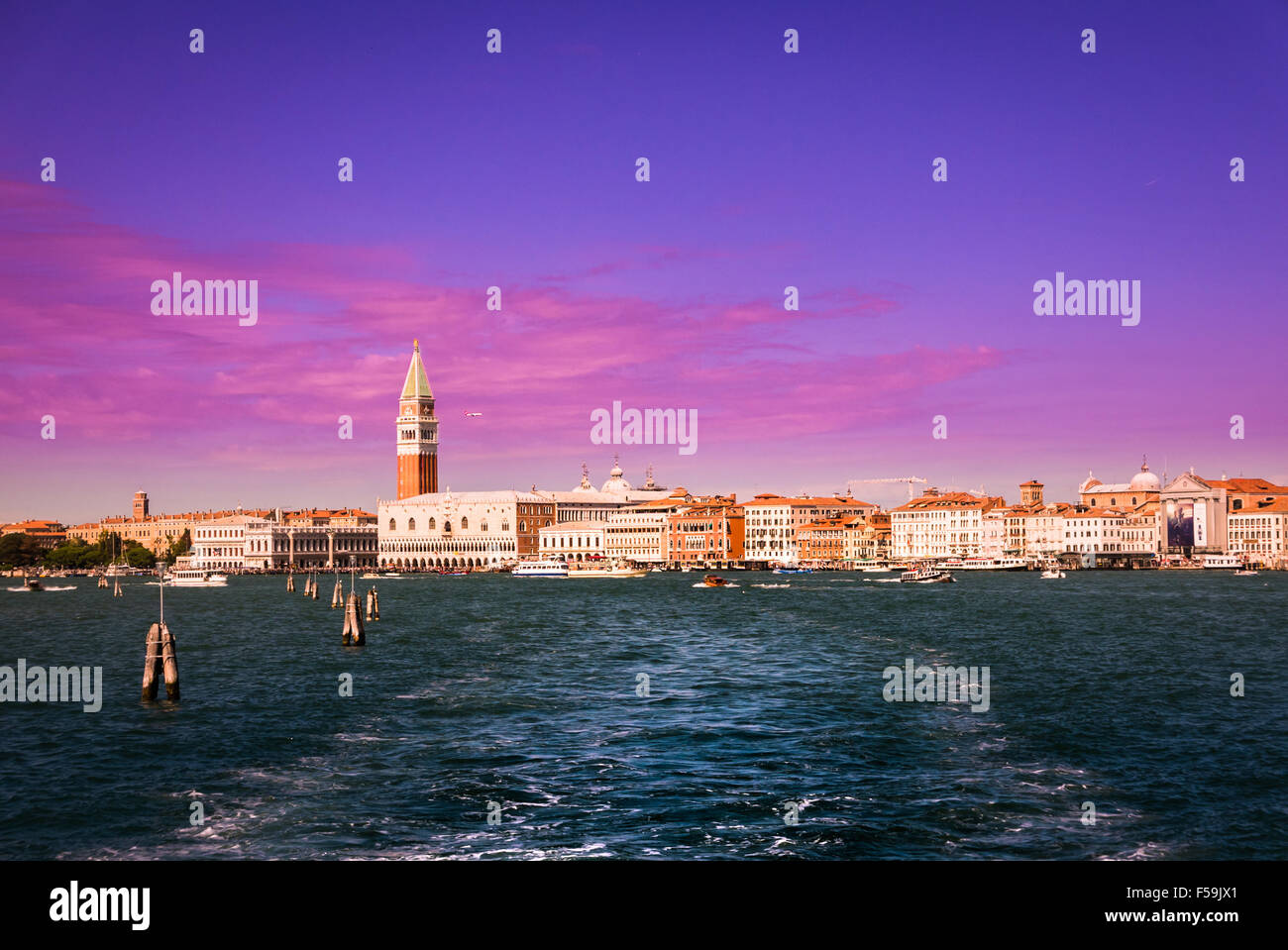 Venezia vista panorama al tramonto dal mare. Foto Stock