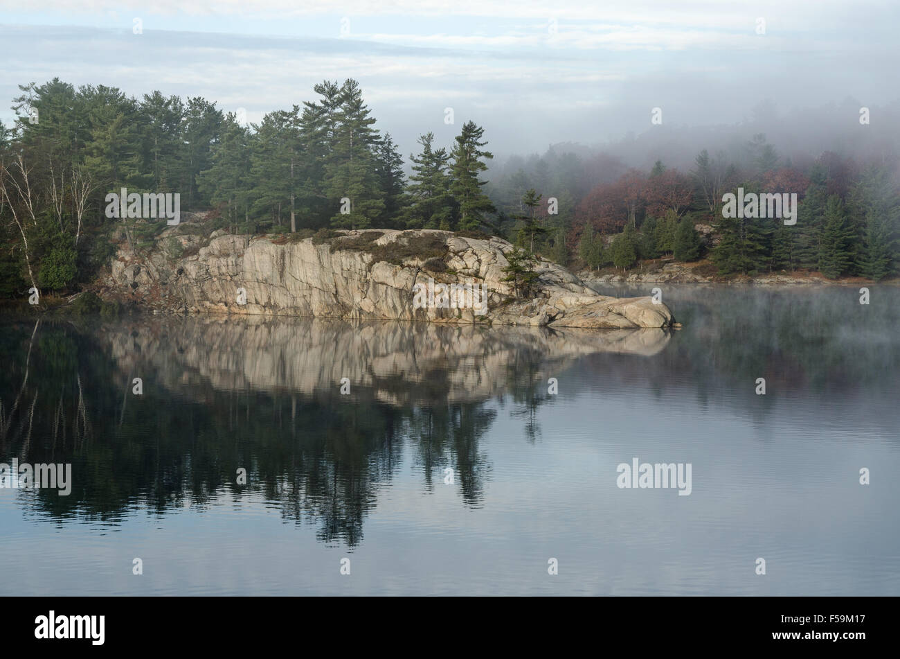 Lago di foresta in Killarney Park durante la stagione autunnale Foto Stock