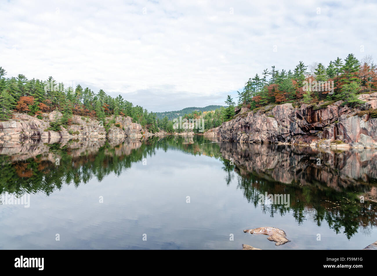 Lago di foresta in Killarney Park durante la stagione autunnale Foto Stock