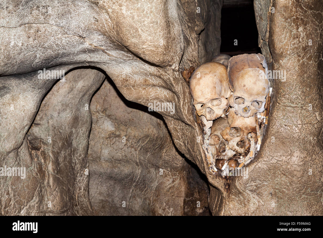 Teschi grotta situata a Londa sito di sepoltura in Tana Toraja, Sulawesi, Indonesia. Foto Stock