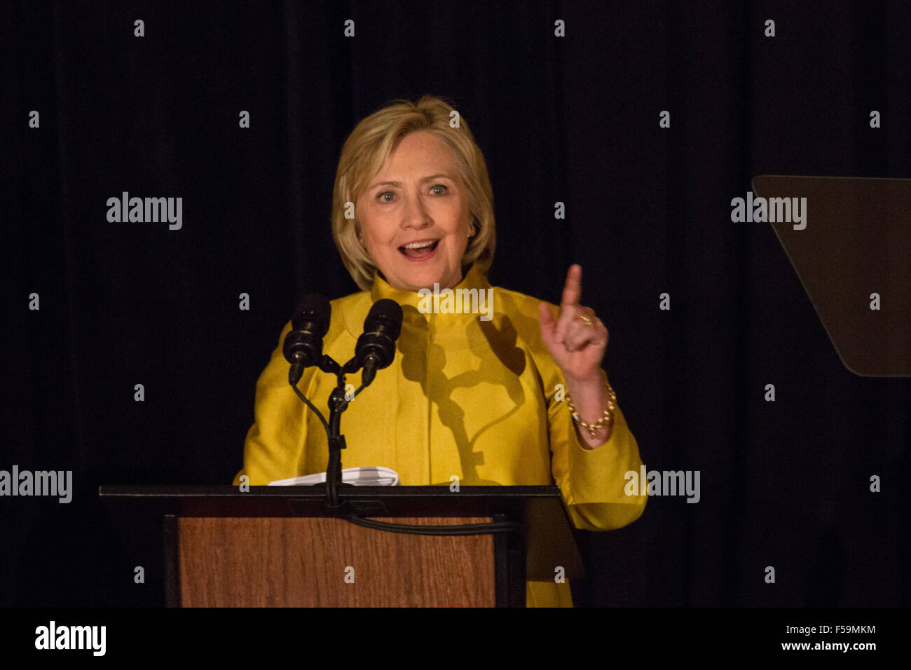 Charleston, Sc., Stati Uniti d'America. Il 30 ottobre, 2015. Ex Segretario di Stato e il candidato presidenziale democratico Hillary Rodham Clinton risolve il novantottesimo NAACP libertà banchetto del Fondo di Ottobre 30, 2015 a Charleston, Sc. Foto Stock