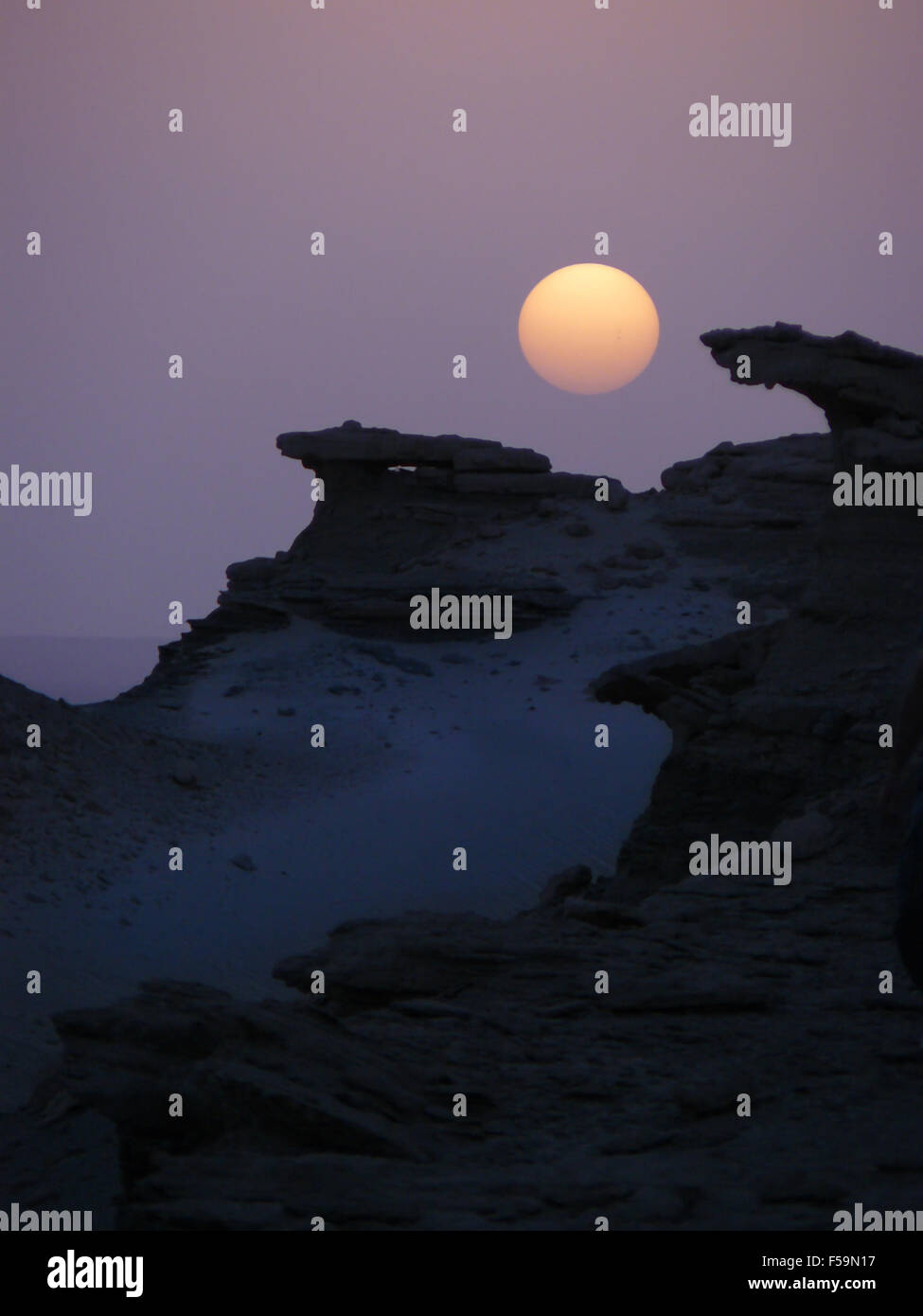 Tramonto nel deserto paesaggio montano rock silhouette Foto Stock